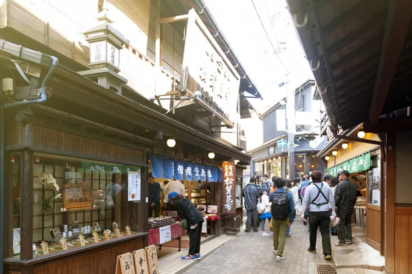 Kobe, Japan - maart 2016: Steegje met souvenirwinkels en warenhuizen in de warmwaterbron dorp van Arima Onsen in Kobe, Japan — Stockfoto