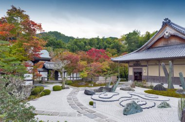 Kyoto, Japonya Enkoji tapınağında sonbahar sırasında Japon zen Bahçesi