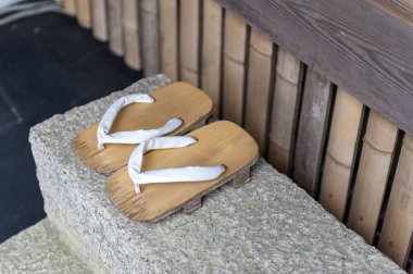Geta ya da geleneksel Japon ayakkabılar, parmak arası terlik yada Peep ayak bir kumaş tanga kayış ile üzerine düzenlenen yükseltilmiş bir ahşap taban ile