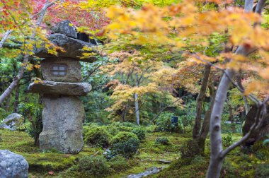 Kasuga doro veya taş fener sonbahar sırasında Japon akçaağaç Garden'da Enkoji Tapınağı, Kyoto, Japonya
