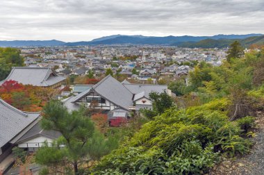Enkoji Tapınağı ve Kuzey Kyoto şehir manzarası sonbahar sırasında doğal Üstten Görünüm