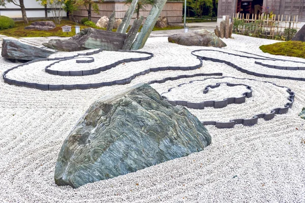 Giardino roccioso giapponese o giardino zen al tempio Enkoji di Kyoto, Giappone — Foto Stock