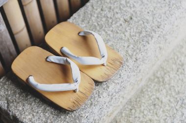 Geta ya da geleneksel Japon ayakkabılar, parmak arası terlik yada Peep ayak bir kumaş tanga kayış ile üzerine düzenlenen yükseltilmiş bir ahşap taban ile