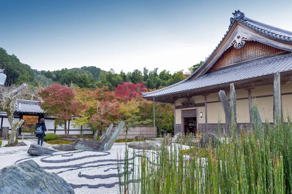 Κιότο, Ιαπωνία - Νοεμβρίου 2016: Γιαπωνέζικο κήπο Ζεν κατά τη διάρκεια του φθινοπώρου στο Enkoji ναό στο Κιότο της Ιαπωνίας — Φωτογραφία Αρχείου