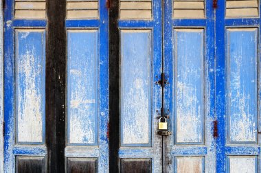 Arka plan doku eski rustik mavi ahşap katlanır kapı klasik Sino-Portekiz mimari tarzı shophouse binanın üzerinde