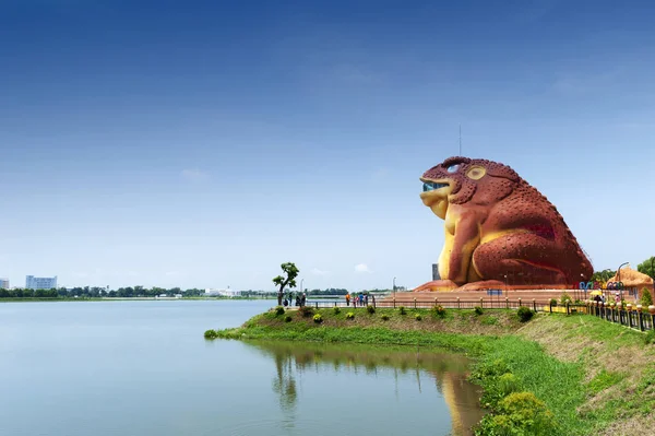 Yasothon, Thailandia - Maggio 2017: Un edificio a forma di rospo del Phaya Khan Khak (The Toad King) Museum che espone il folklore locale al Phaya Thaen Public Park a Yasothon, provincia nord-orientale (Isan) della Thailandia — Foto Stock
