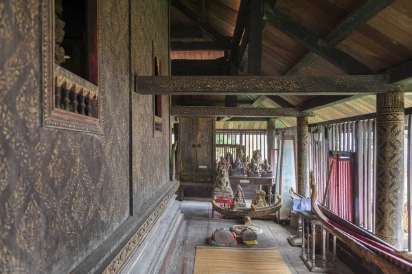 Yasothon, Thailandia - maggio 2017: Decorazione murale interna con lacca nera dorata o Lai Rod Nam all'interno di Ho Trai o della biblioteca buddista (Tripitaka o Pali Canon) situata al tempio Wat Mahathat — Foto Stock