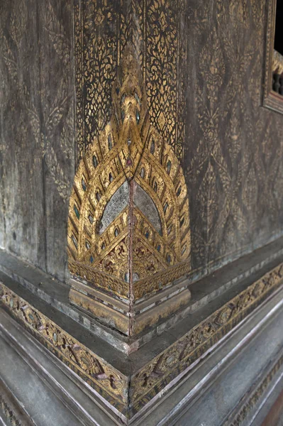 Yasothon, Thaïlande - Mai 2017 : ornements en bois sculpté doré de style thaïlandais décorés au coin du bâtiment à l'intérieur de Ho Trai ou de la bibliothèque des Écritures bouddhistes (Tripitaka ou Canon Pali) située au temple Wat Mahathat — Photo