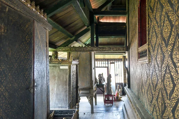 Yasothon, Thailand - May 2017: Interior decoration with gilded black lacquer or Lai Rod Nam on walls and scripture cabinets inside Ho Trai or the Buddhist scriptures (Tripitaka or Pali Canon) library located at Wat Mahathat Temple — Stock Photo, Image