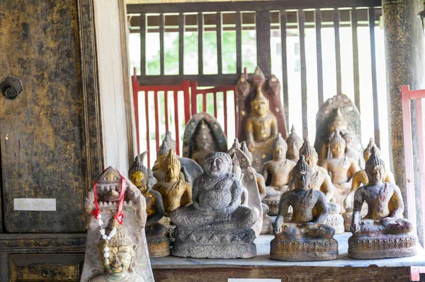 Yasothon, Thailand - mai 2017: Buddha-bilder i Ho Trai eller biblioteket med buddhistiske skrifter (Tripitaka eller Pali Canon) i Wat Mahathat-tempelet – stockfoto