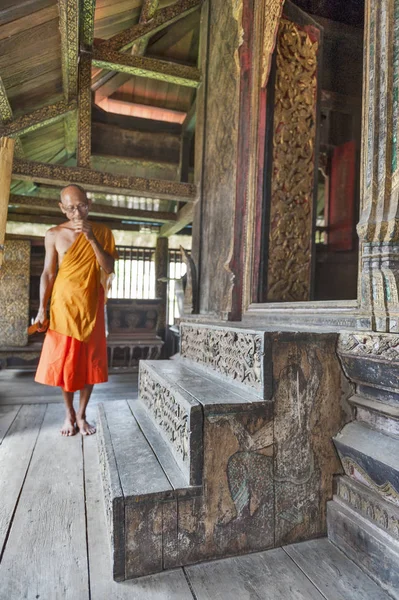 Yasothon, Thaïlande - Mai 2017 : Ancien escalier en bois sculpté jusqu'à la salle de stockage principale où les manuscrits Pali sont conservés dans la bibliothèque Ho Trai ou Tripitaka au temple Wat Mahathat au centre-ville de Yasothon, province du nord-est (Isan) de Thaïlande — Photo