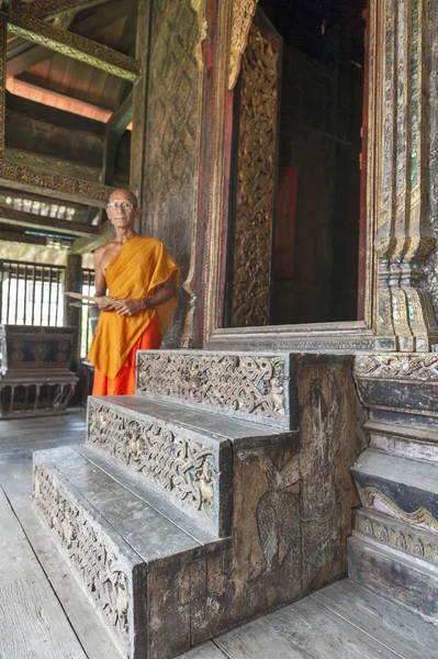 Yasothon, Thaïlande - Mai 2017 : Ancien escalier en bois sculpté jusqu'à la salle de stockage principale où les manuscrits Pali sont conservés dans la bibliothèque Ho Trai ou Tripitaka au temple Wat Mahathat au centre-ville de Yasothon, province du nord-est (Isan) de Thaïlande — Photo