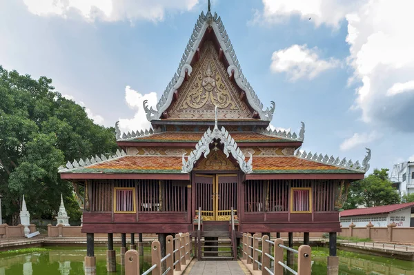 : Yasothon, Thailand - Mayıs 2017: Ho Trai - geleneksel Tay tarzı Wat Mahathat Tapınağı'nda bulunan Budist kutsal (Tripitaka veya Pali Canon) evler bir kütüphane olarak kullanılan bina — Stok fotoğraf