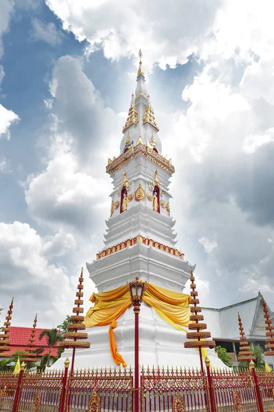 Phra That Anon, um velho chedi tailandês (stupa ou pagode) contendo relíquia de Ananda (um discípulo favorecido do Buda) localizado no Templo Wat Mahathat, no centro de Yasothon, nordeste (Isan) província da Tailândia — Fotografia de Stock