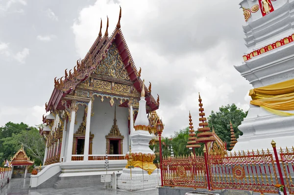 Ubosot (capilla) del templo de Wat Mahathat en Yasothon céntrico, provincia de Tailandia del noreste (Isan), donde Phra That Anon, un chedi tailandés viejo (estupa o pagoda) que contiene la reliquia de Ananda (discípulo preferido del Buddha) se encuentra —  Fotos de Stock