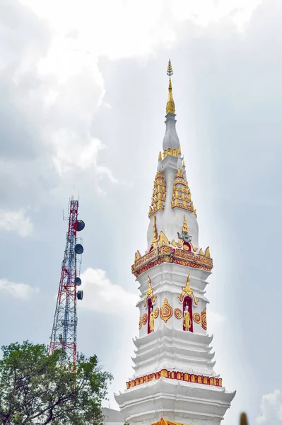 Phra att Anon, en gammal thailändsk chedi (stupa eller pagoda) innehållande kvarleva från Ananda (gynnade lärjunge till Buddha) ligger vid Wat Mahathat tempel i centrala Yasothon, nordöstra (Isan) provinsen i Thailand — Stockfoto