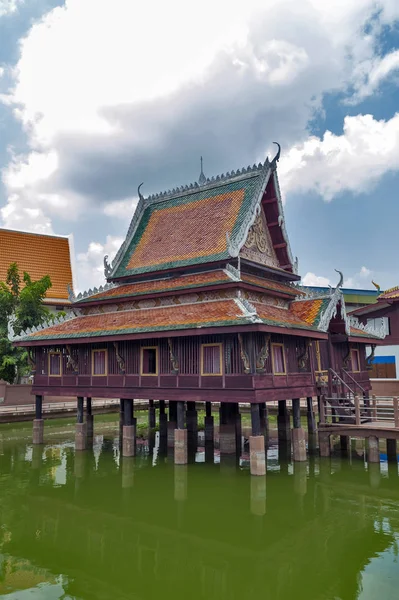 Ho Trai - Tradizionale edificio in stile thailandese utilizzato come biblioteca che ospita scritture buddiste (Tripitaka o Pali Canon) situato al Wat Mahathat Temple nel centro di Yasothon, provincia nord-orientale (Isan) della Thailandia — Foto Stock