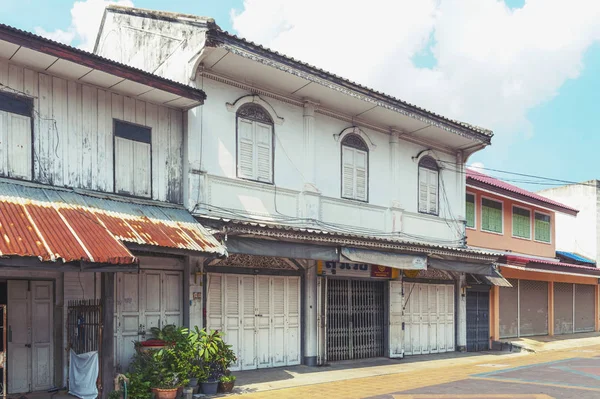 Klasszikus Sino-portugál építészeti stílus shophouse épület tilalom Singha Tha, régi történelmi terület Yasothon tartomány északkeleti régióban, Thaiföld — Stock Fotó