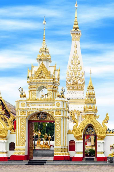 Porta principal do templo budista de Wat Phra que Phanom abriga famosa estupa contendo osso do peito de Buda na província de Nakhon Phanom, nordeste da Tailândia. Textos tailandeses escritos acima do arco é o nome do templo . — Fotografia de Stock