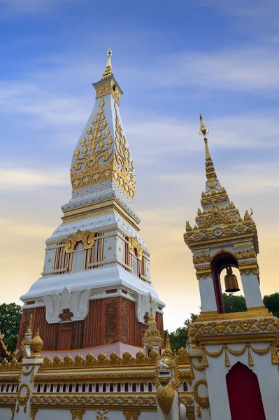 Templo de Phra Esse Phanom Stupa contendo osso do peito de Buda, uma das mais importantes estruturas budistas Theravada na região, localizada na província de Nakhon Phanom, nordeste da Tailândia — Fotografia de Stock