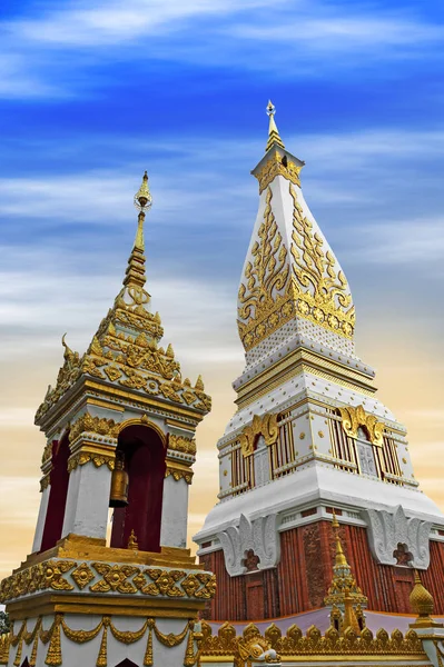 วัดพระ That Phanom Stupa ที่มีกระดูกหน้าอกของพระพุทธเจ้า หนึ่งในโครงสร้างทางพุทธศาสนาที่สําคัญที่สุดในภูมิภาคนี้ ตั้งอยู่ในจังหวัดนครพนม ภาคตะวันออกเฉียงเหนือของประเทศไทย — ภาพถ่ายสต็อก