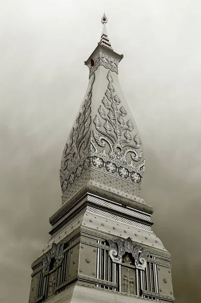 Temple de Phra Ce Phanom Stupa contenant l'os du sein de Bouddha, l'une des structures bouddhistes Theravada les plus importantes de la région, situé dans la province de Nakhon Phanom, au nord-est de la Thaïlande. (en monochrome et sépia ) — Photo