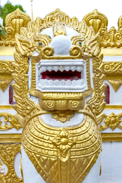 寺のプラ、Phanom ナコン Phanom 県、タイ北東部に位置しています黄金のシンハーやライオンの守護者の像 — ストック写真