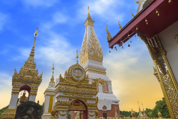 Tempel av Phra att Phanom Stupa som innehåller Buddhas bröstbenet, en av de viktigaste Theravada buddhistiska strukturerna i regionen, ligger i Nakhon Phanom Province, nordöstra Thailand — Stockfoto