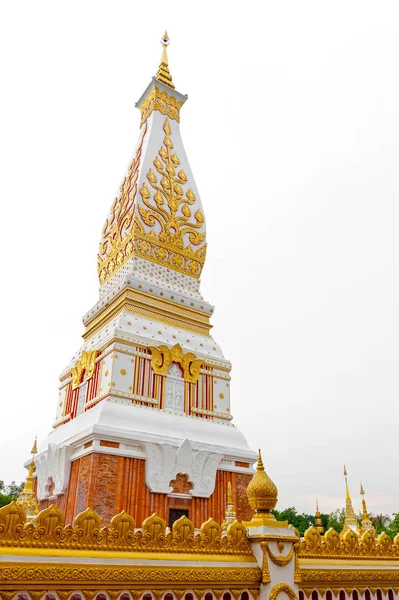 Ναός του Phra ότι Phanom Stupa που περιέχουν το οστό του στήθους του Βούδα, μία από τις σημαντικότερες δομές Theravada βουδιστές της περιοχής, βρίσκεται στην επαρχία Nakhon Phanom, βορειοανατολική Ταϊλάνδη. Απομονωμένη λευκό φόντο. — Φωτογραφία Αρχείου