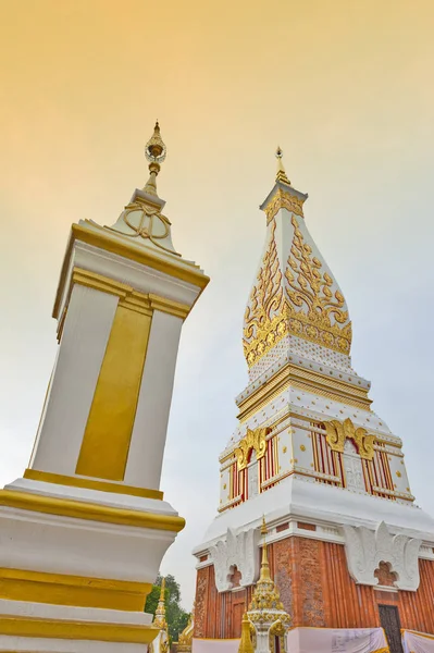 วัดพระ That Phanom Stupa ที่มีกระดูกหน้าอกของพระพุทธเจ้า หนึ่งในโครงสร้างทางพุทธศาสนาที่สําคัญที่สุดในภูมิภาคนี้ ตั้งอยู่ในจังหวัดนครพนม ภาคตะวันออกเฉียงเหนือของประเทศไทย — ภาพถ่ายสต็อก