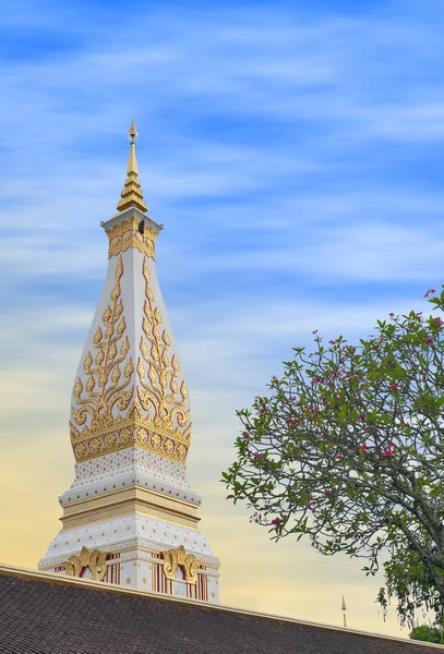 Tempel av Phra att Phanom Stupa som innehåller Buddhas bröstbenet, en av de viktigaste Theravada buddhistiska strukturerna i regionen, ligger i Nakhon Phanom Province, nordöstra Thailand — Stockfoto