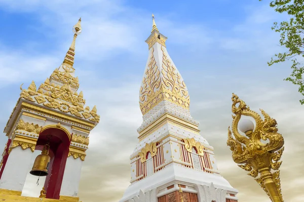 Tempel des Phanom Stupa mit Buddhas Brustbein, einer der wichtigsten theravada buddhistischen Strukturen in der Region, in der Provinz Nakhon Phanom im Nordosten Thailands — Stockfoto
