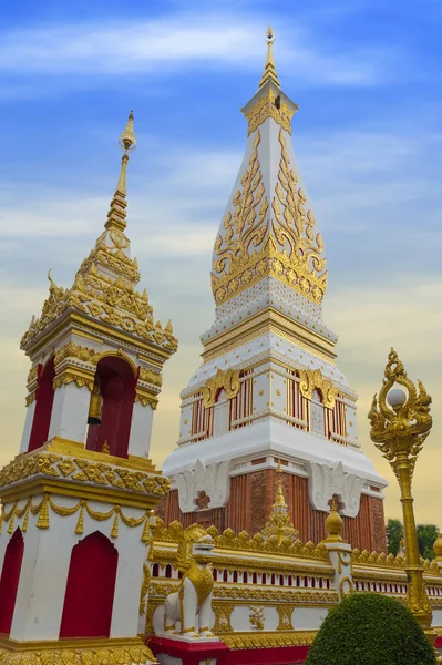 Templo de Phra Esse Phanom Stupa contendo osso do peito de Buda, uma das mais importantes estruturas budistas Theravada na região, localizada na província de Nakhon Phanom, nordeste da Tailândia — Fotografia de Stock