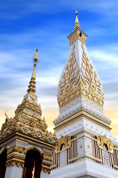 Templo de Phra Esse Phanom Stupa contendo osso do peito de Buda, uma das mais importantes estruturas budistas Theravada na região, localizada na província de Nakhon Phanom, nordeste da Tailândia — Fotografia de Stock