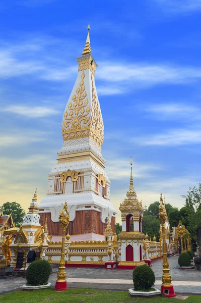 Tempel av Phra att Phanom Stupa som innehåller Buddhas bröstbenet, en av de viktigaste Theravada buddhistiska strukturerna i regionen, ligger i Nakhon Phanom Province, nordöstra Thailand — Stockfoto