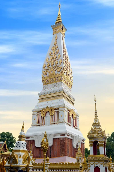 Tempel av Phra att Phanom Stupa som innehåller Buddhas bröstbenet, en av de viktigaste Theravada buddhistiska strukturerna i regionen, ligger i Nakhon Phanom Province, nordöstra Thailand — Stockfoto