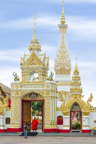 Nakhon Phanom, Thaïlande - Mai 2017 : Porte principale du temple bouddhiste de Wat Phra Ce Phanom abrite le célèbre stupa contenant l'os du sein de Bouddha dans la province de Nakhon Phanom, au nord-est de la Thaïlande — Photo