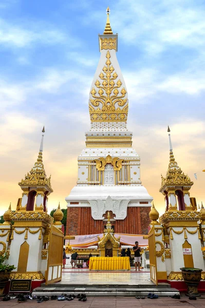 นครพนม ประเทศไทย - พฤษภาคม ค.ศ. 2017: วัดพระ That Phanom Stupa ที่มีกระดูกหน้าอกของพระพุทธเจ้า เป็นหนึ่งในโครงสร้างทางพุทธศาสนาที่สําคัญที่สุดในภูมิภาคนี้ ตั้งอยู่ในจังหวัดนครพนม ประเทศไทยตะวันออกเฉียงเหนือ — ภาพถ่ายสต็อก