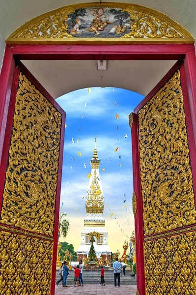 Nakhon Phanom, Thailand - maj 2017: Main dörröppningen till buddhistiska templet av Wat Phra That Phanom hus berömda stupa som innehåller Buddhas bröstbenet i Nakhon Phanom Province, nordöstra Thailand — Stockfoto