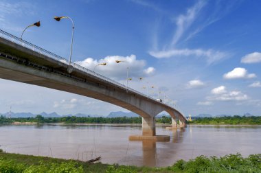 Üçüncü Tay-Lao dostluk Köprüsü Mekong Nehri ile Thakhek, Khammouane eyaletinde Lao Demokratik Halk Cumhuriyeti içinde Tayland Nakhon Phanom ilinde bağlanma.