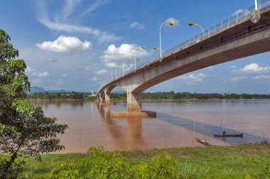Üçüncü Tay-Lao dostluk Köprüsü Mekong Nehri ile Thakhek, Khammouane eyaletinde Lao Demokratik Halk Cumhuriyeti içinde Tayland Nakhon Phanom ilinde bağlanma.