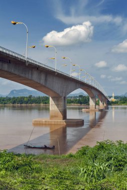 Üçüncü Tay-Lao dostluk Köprüsü Mekong Nehri ile Thakhek, Khammouane eyaletinde Lao Demokratik Halk Cumhuriyeti içinde Tayland Nakhon Phanom ilinde bağlanma.