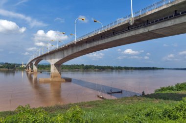 Üçüncü Tay-Lao dostluk Köprüsü Mekong Nehri ile Thakhek, Khammouane eyaletinde Lao Demokratik Halk Cumhuriyeti içinde Tayland Nakhon Phanom ilinde bağlanma.