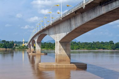 Üçüncü Tay-Lao dostluk Köprüsü Mekong Nehri ile Thakhek, Khammouane eyaletinde Lao Demokratik Halk Cumhuriyeti içinde Tayland Nakhon Phanom ilinde bağlanma.