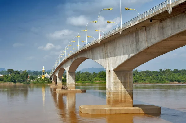 Üçüncü Tay-Lao dostluk Köprüsü Mekong Nehri ile Thakhek, Khammouane eyaletinde Lao Demokratik Halk Cumhuriyeti içinde Tayland Nakhon Phanom ilinde bağlanma.