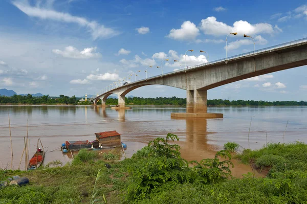 Üçüncü Tay-Lao dostluk Köprüsü Mekong Nehri ile Thakhek, Khammouane eyaletinde Lao Demokratik Halk Cumhuriyeti içinde Tayland Nakhon Phanom ilinde bağlanma.
