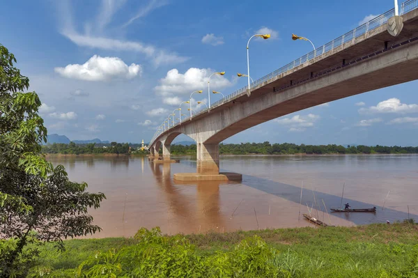 Üçüncü Tay-Lao dostluk Köprüsü Mekong Nehri ile Thakhek, Khammouane eyaletinde Lao Demokratik Halk Cumhuriyeti içinde Tayland Nakhon Phanom ilinde bağlanma.