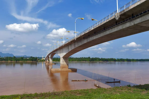 Üçüncü Tay-Lao dostluk Köprüsü Mekong Nehri ile Thakhek, Khammouane eyaletinde Lao Demokratik Halk Cumhuriyeti içinde Tayland Nakhon Phanom ilinde bağlanma.