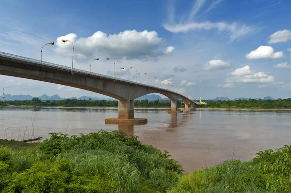 Üçüncü Tay-Lao dostluk Köprüsü Mekong Nehri ile Thakhek, Khammouane eyaletinde Lao Demokratik Halk Cumhuriyeti içinde Tayland Nakhon Phanom ilinde bağlanma.