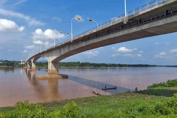 Üçüncü Tay-Lao dostluk Köprüsü Mekong Nehri ile Thakhek, Khammouane eyaletinde Lao Demokratik Halk Cumhuriyeti içinde Tayland Nakhon Phanom ilinde bağlanma.